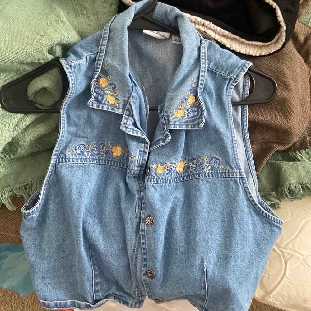 Crop top denim vet with floral embroidery and buttons vintage